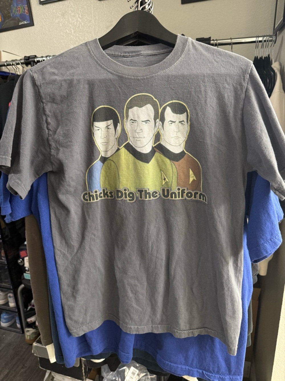 Star Trek “Chicks Dig The Uniform” Men’s M grey cotton t-shirt 18X24